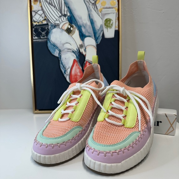 DV by Dolce Vita Other - DV Dolce Vita
DV Dolce Vita BIG GIRLS Feenyx Sneaker SIZE:5
